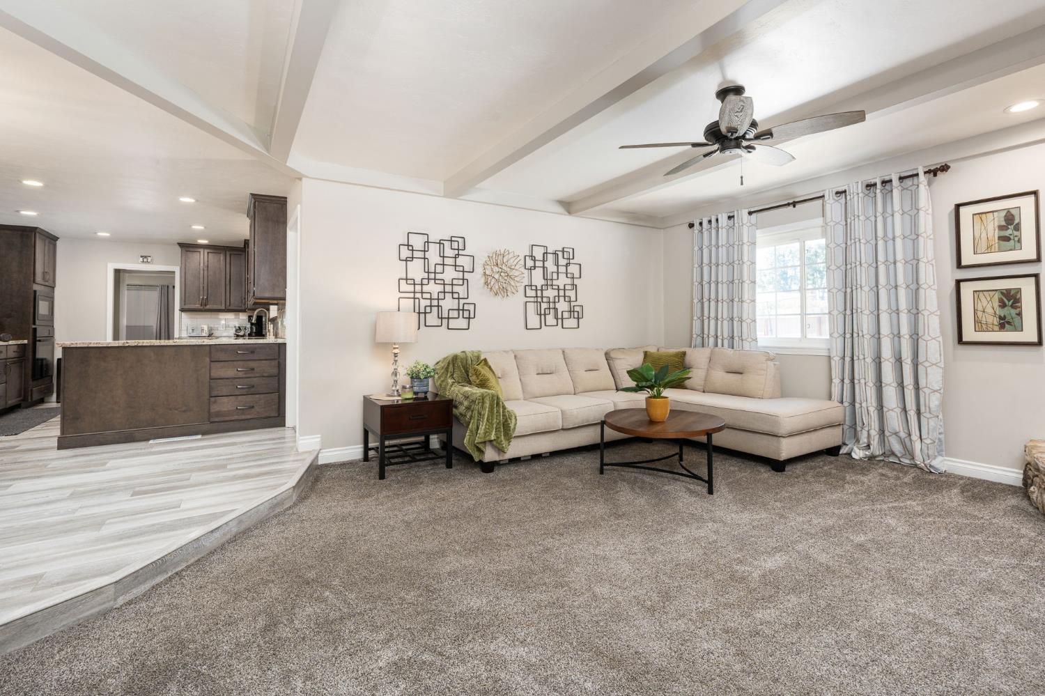 1521 Windsor Dr, Kingsburg, CA 93631