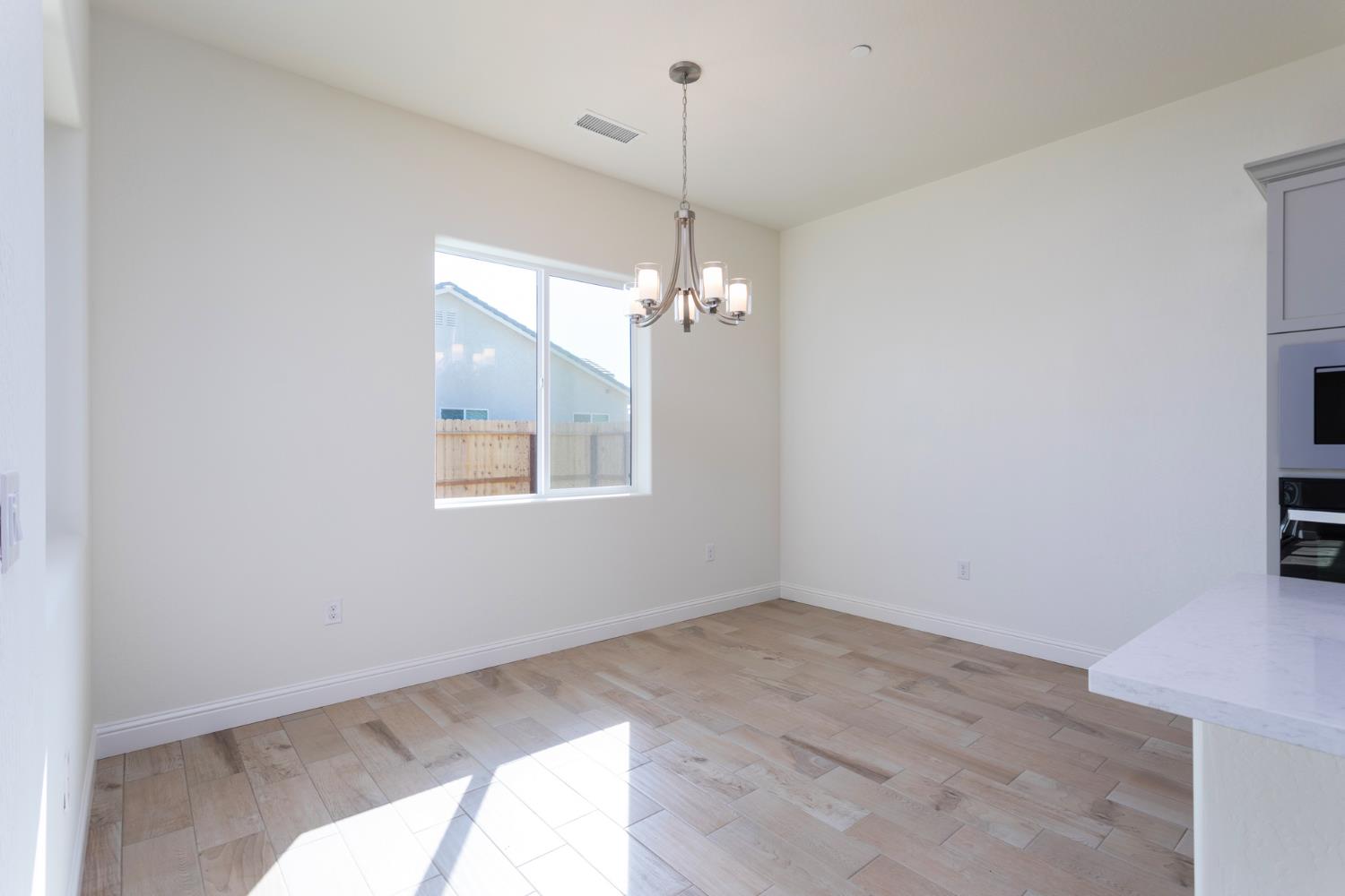 2112 Daffodil St, Kingsburg, CA 93631