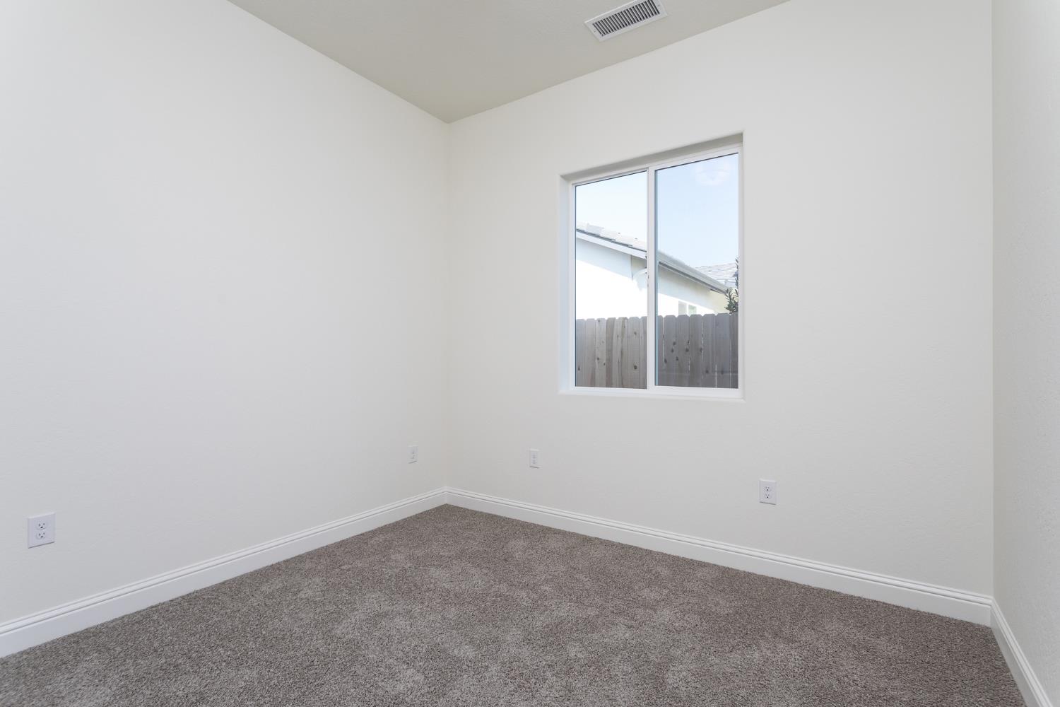 2112 Daffodil St, Kingsburg, CA 93631