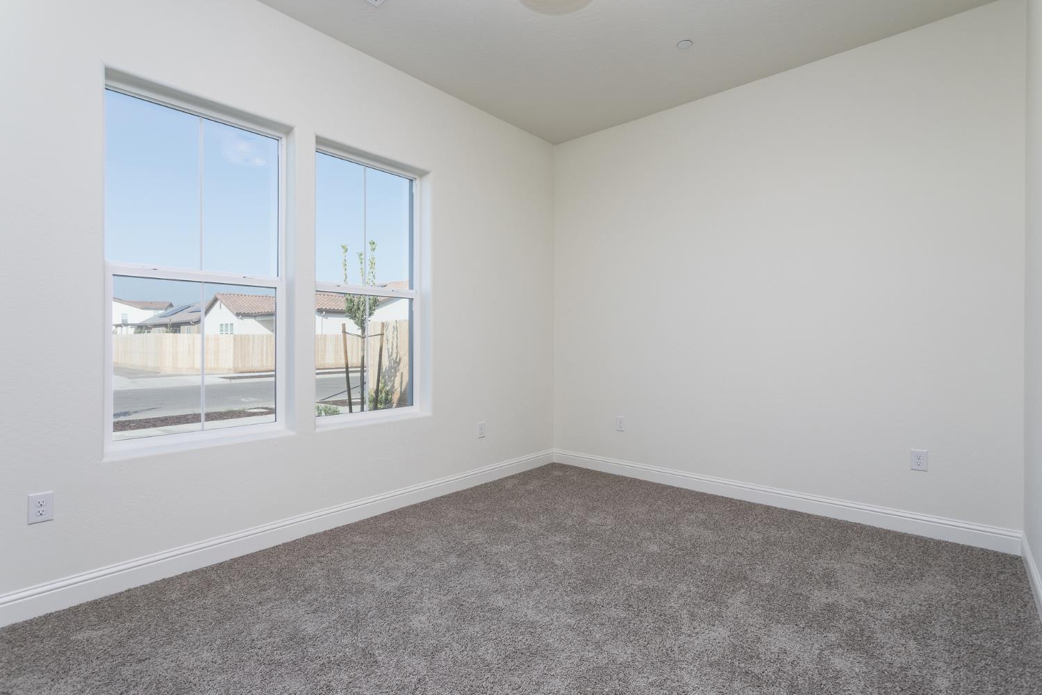 2112 Daffodil St, Kingsburg, CA 93631