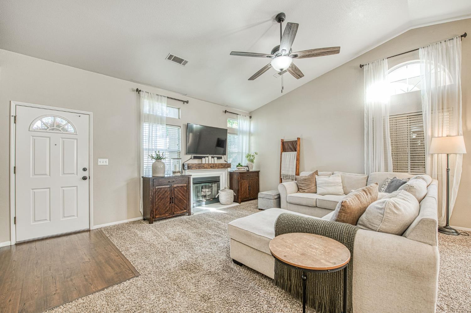 132 Forest Dr, Kingsburg, CA 93631