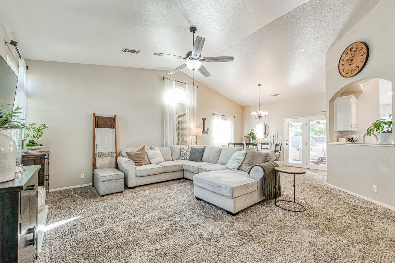 132 Forest Dr, Kingsburg, CA 93631