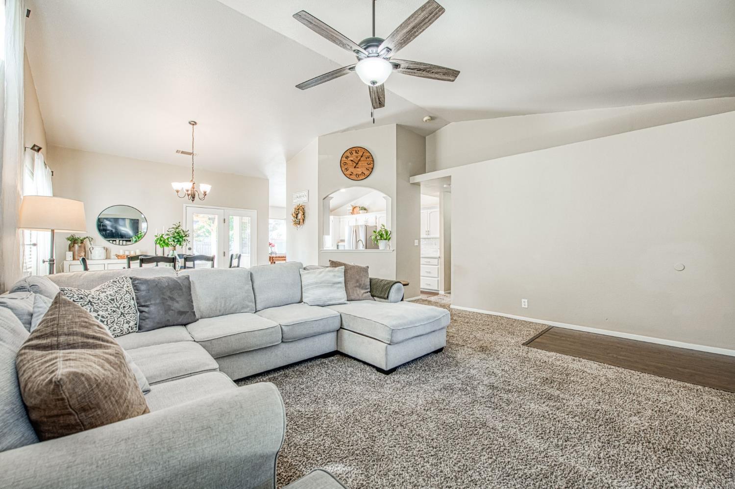 132 Forest Dr, Kingsburg, CA 93631