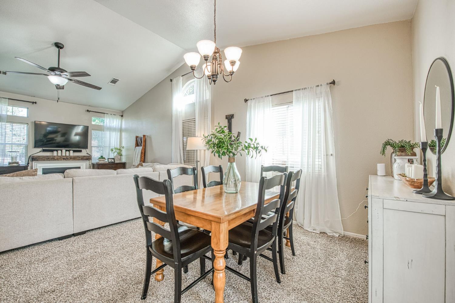 132 Forest Dr, Kingsburg, CA 93631