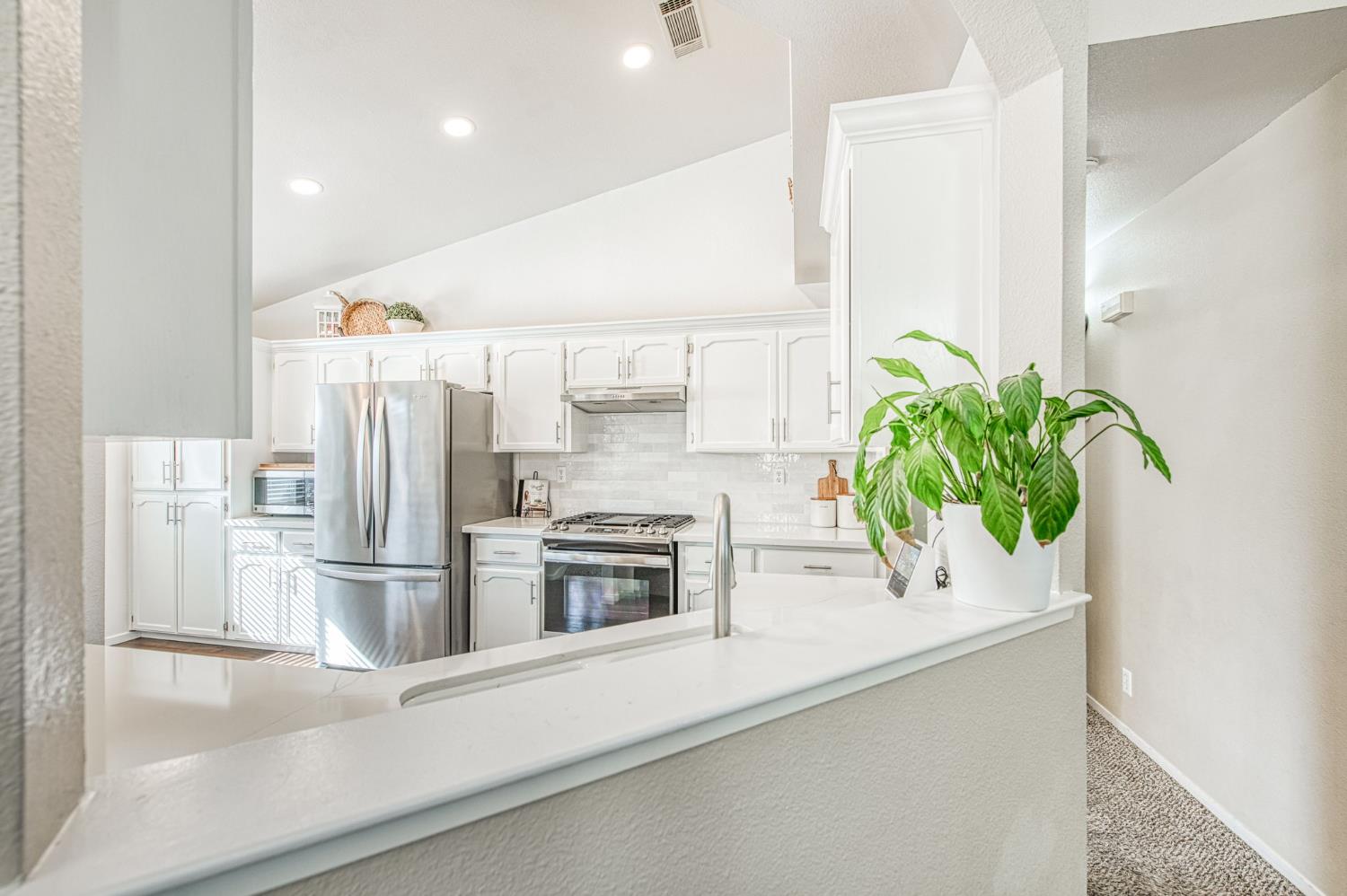 132 Forest Dr, Kingsburg, CA 93631