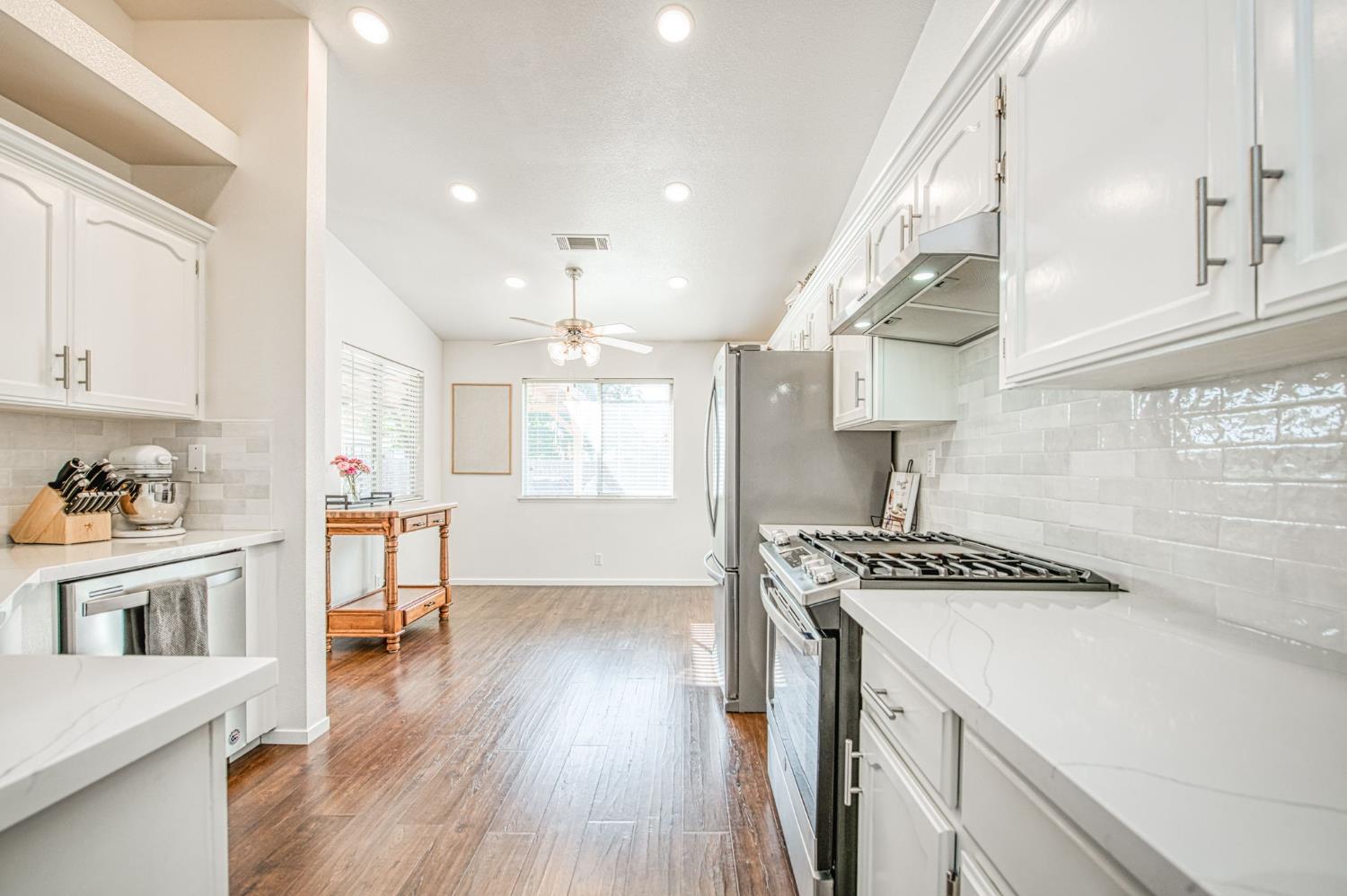 132 Forest Dr, Kingsburg, CA 93631