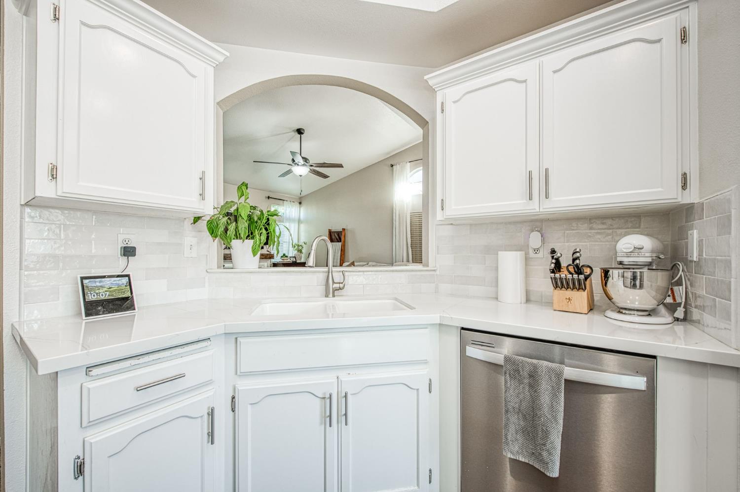 132 Forest Dr, Kingsburg, CA 93631