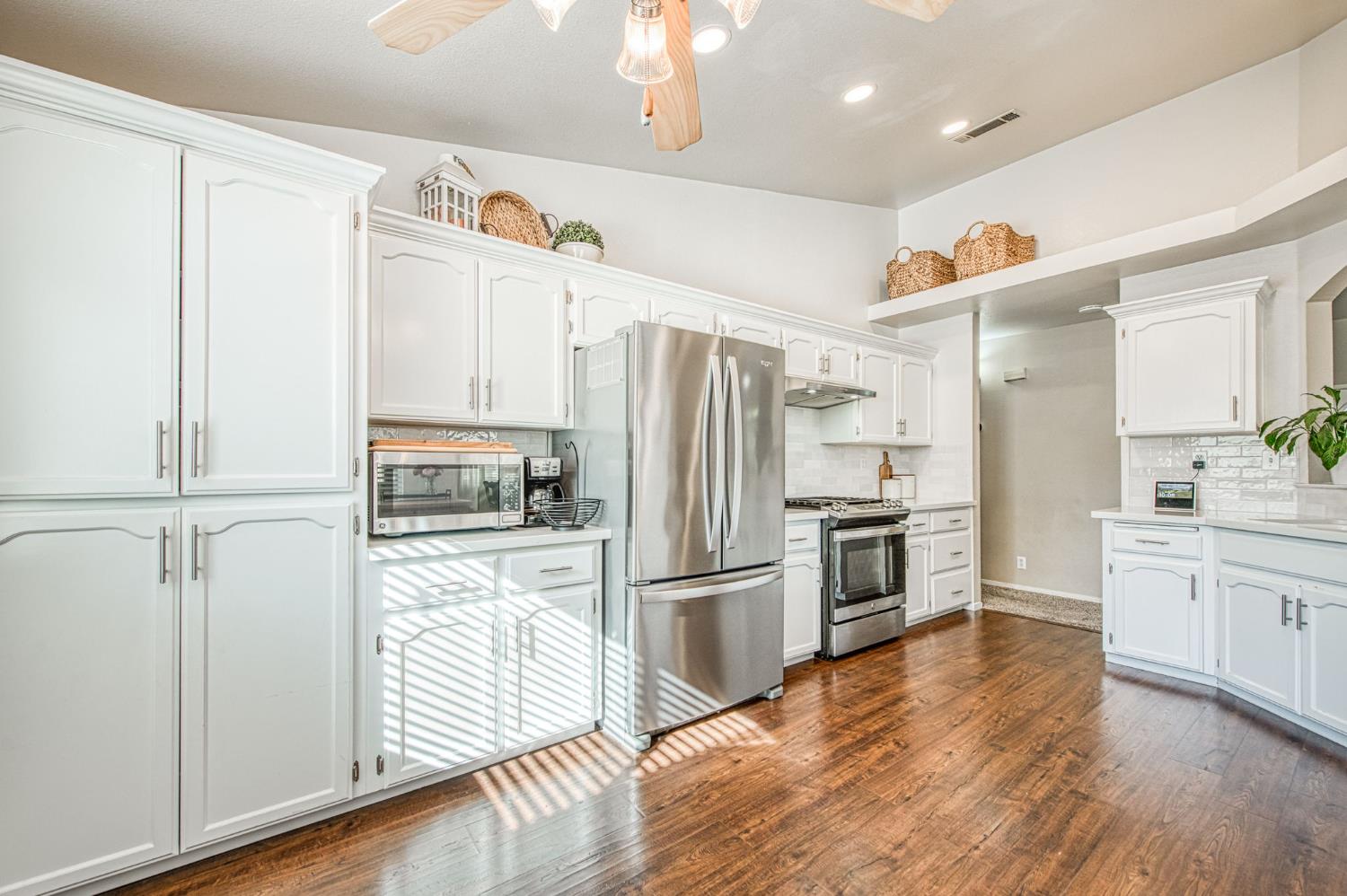 132 Forest Dr, Kingsburg, CA 93631