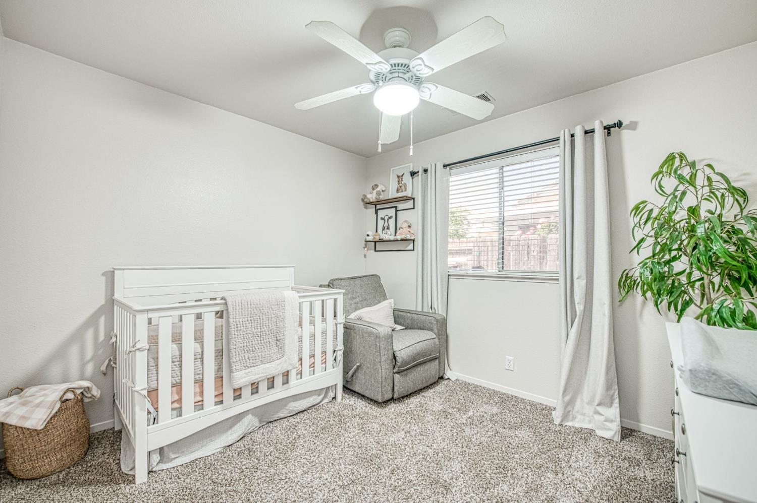 132 Forest Dr, Kingsburg, CA 93631