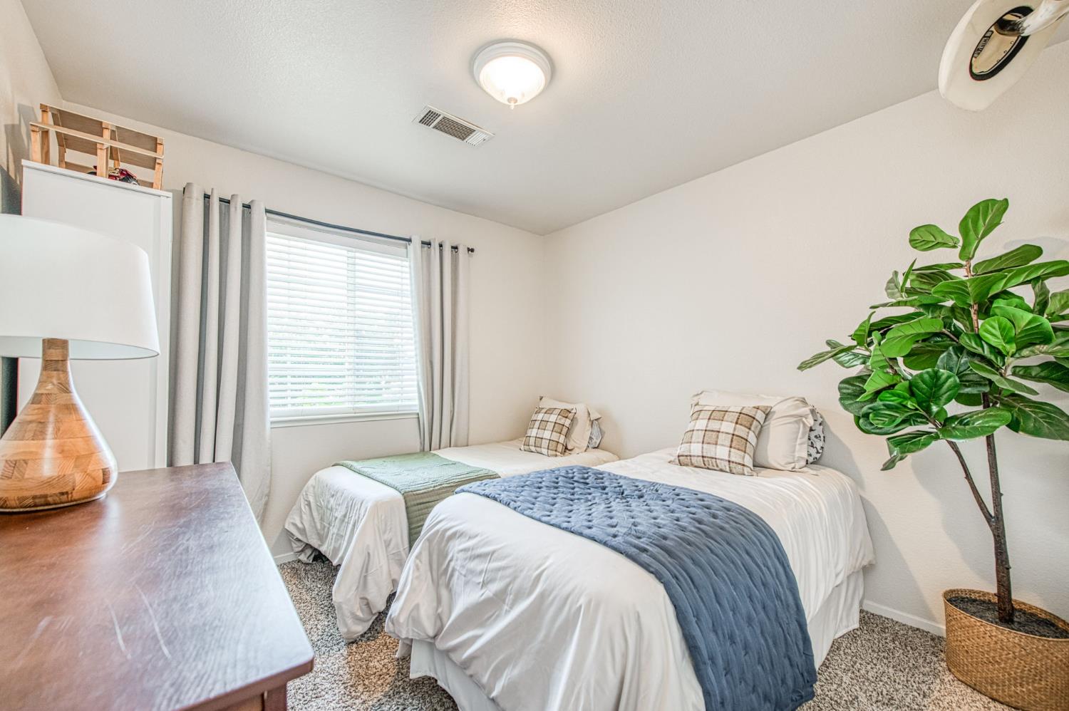 132 Forest Dr, Kingsburg, CA 93631