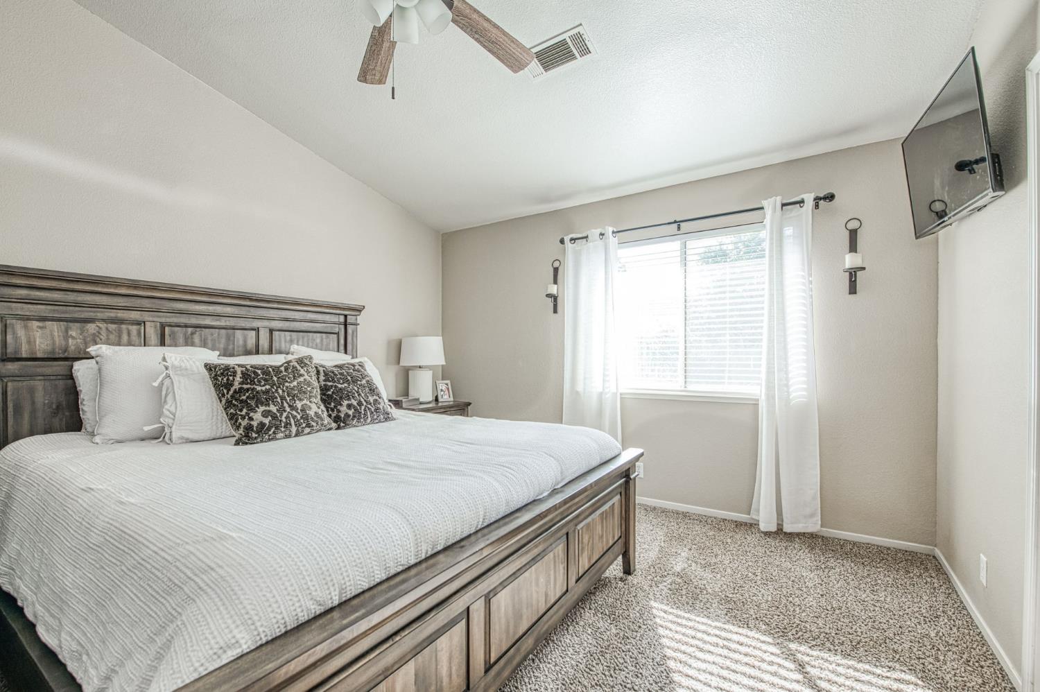 132 Forest Dr, Kingsburg, CA 93631