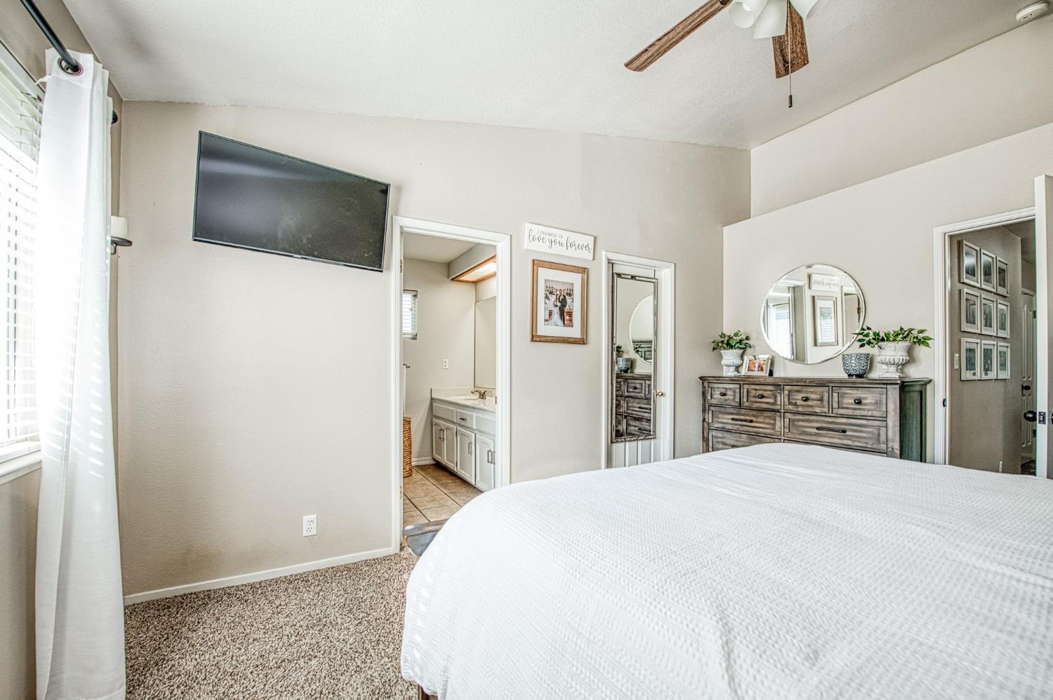 132 Forest Dr, Kingsburg, CA 93631