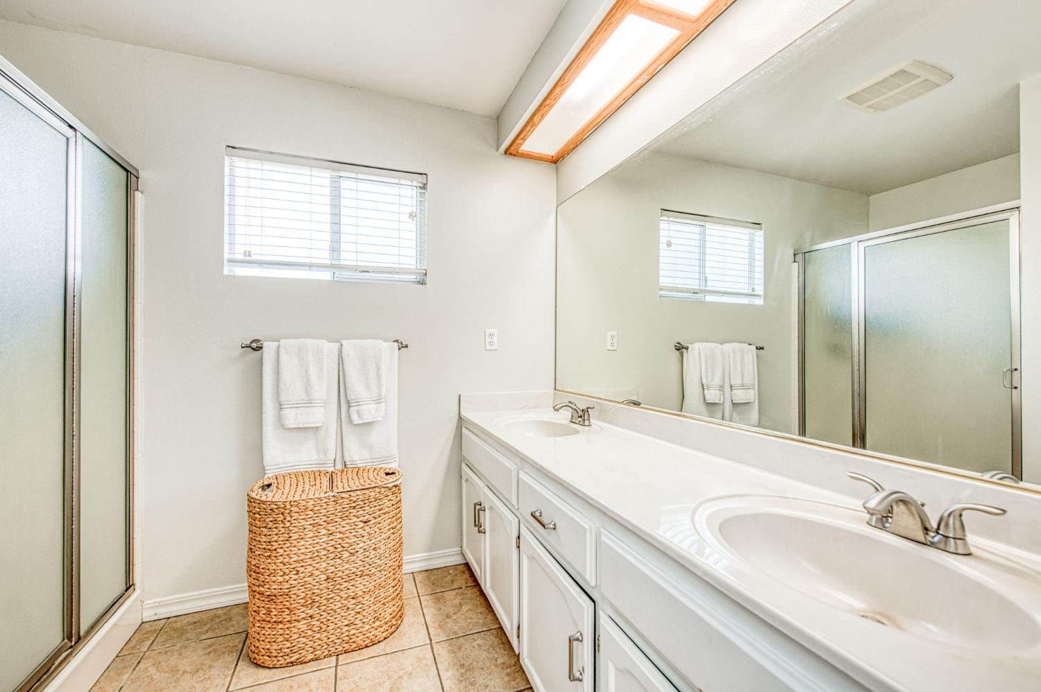 132 Forest Dr, Kingsburg, CA 93631