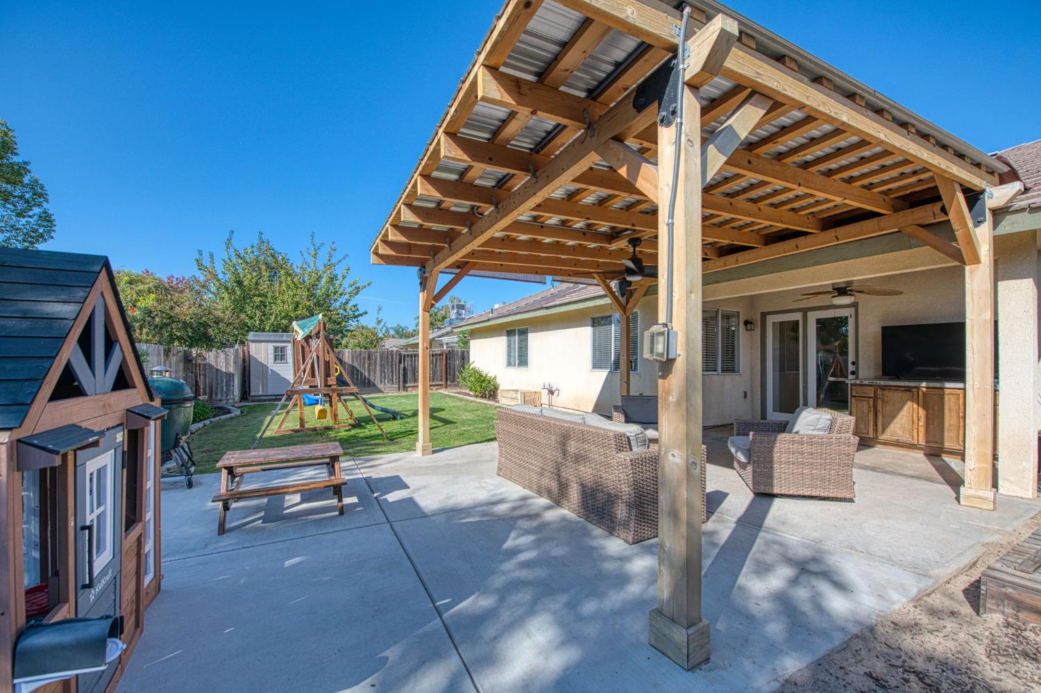 132 Forest Dr, Kingsburg, CA 93631