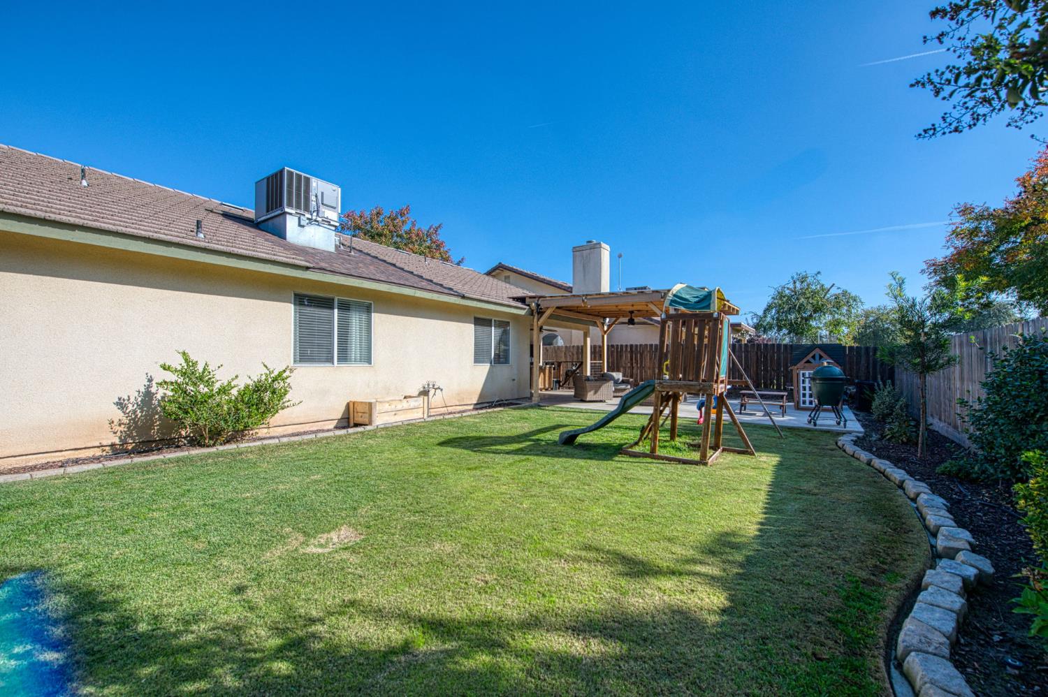 132 Forest Dr, Kingsburg, CA 93631