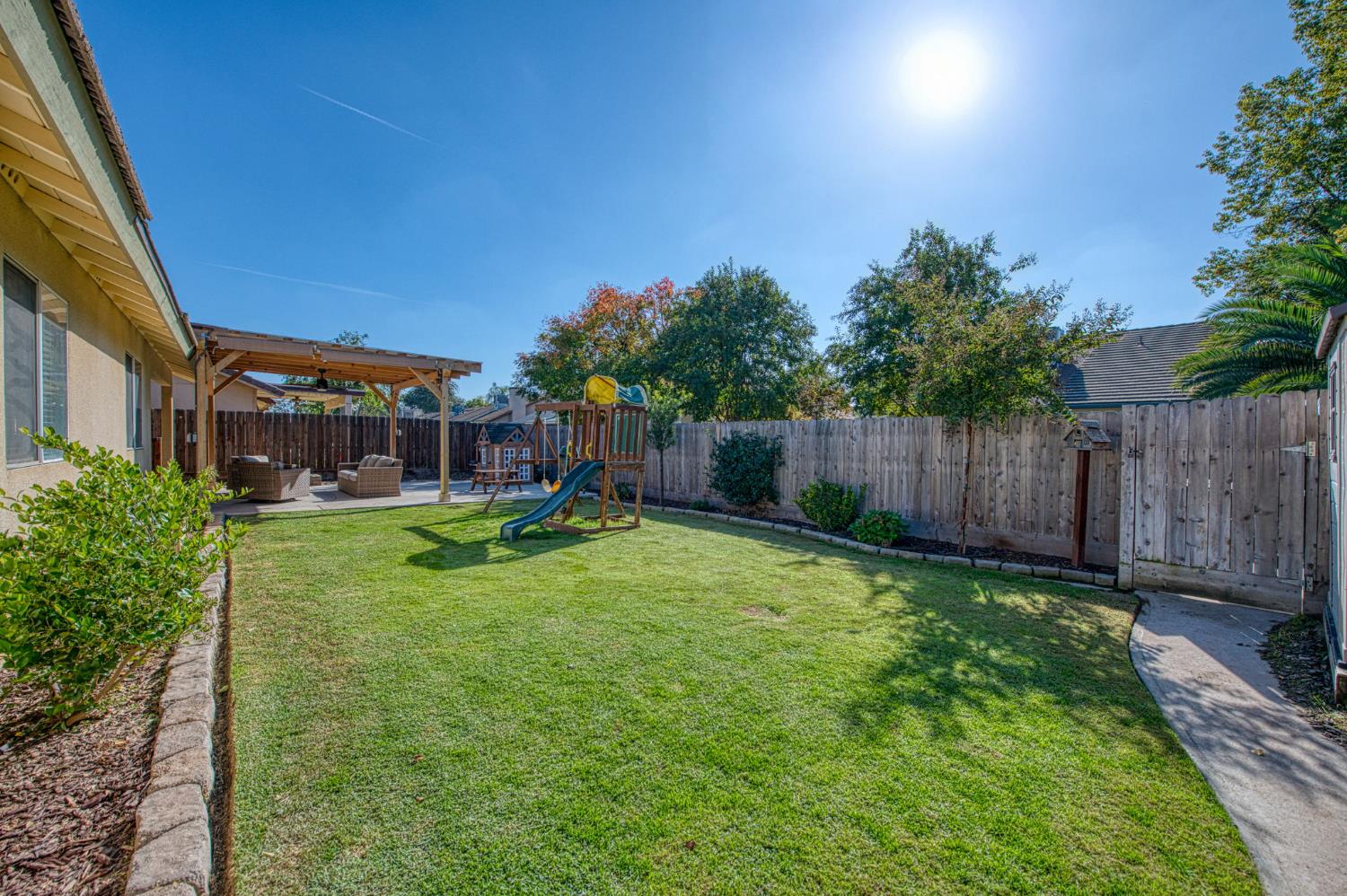 132 Forest Dr, Kingsburg, CA 93631