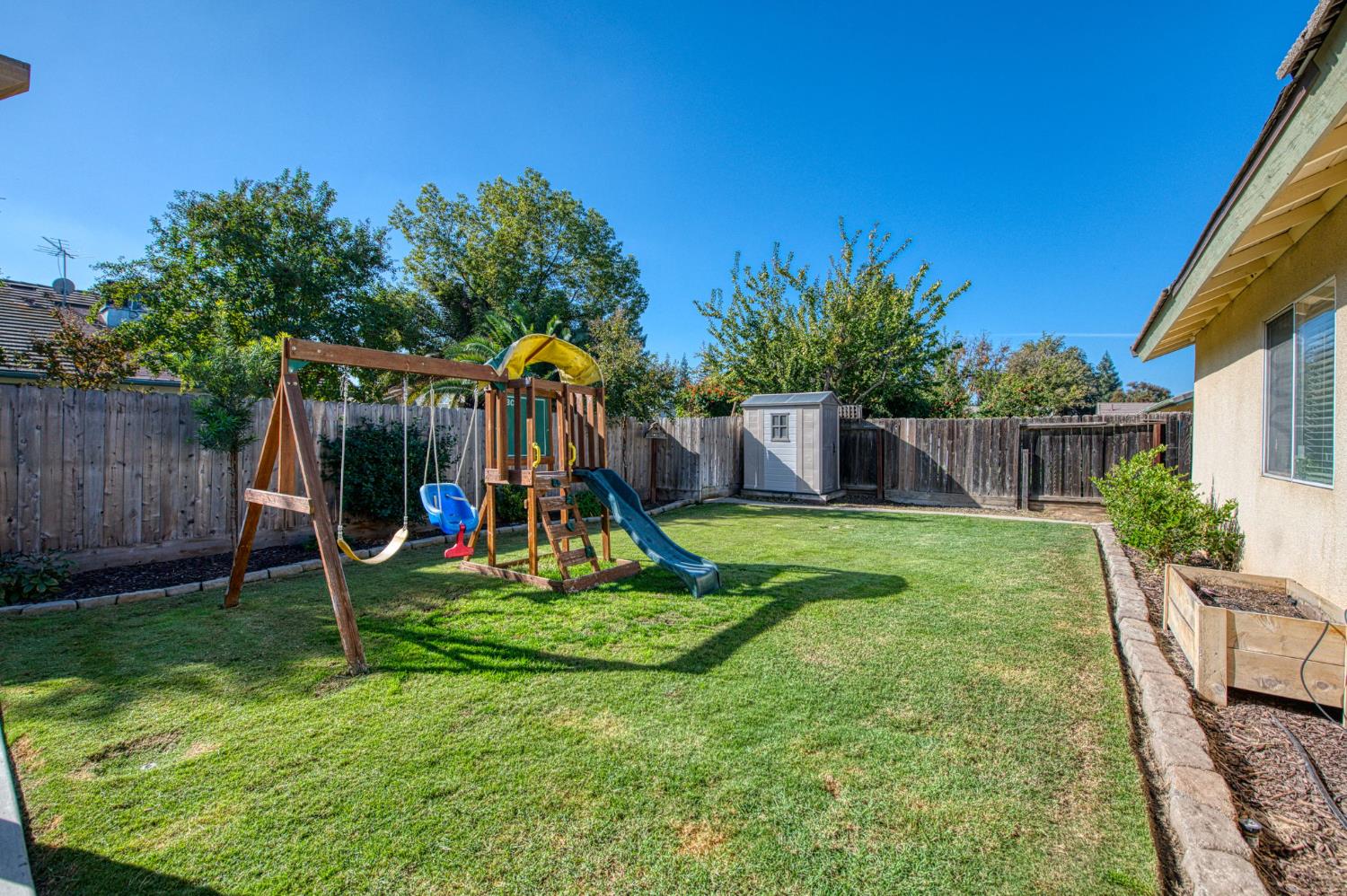 132 Forest Dr, Kingsburg, CA 93631