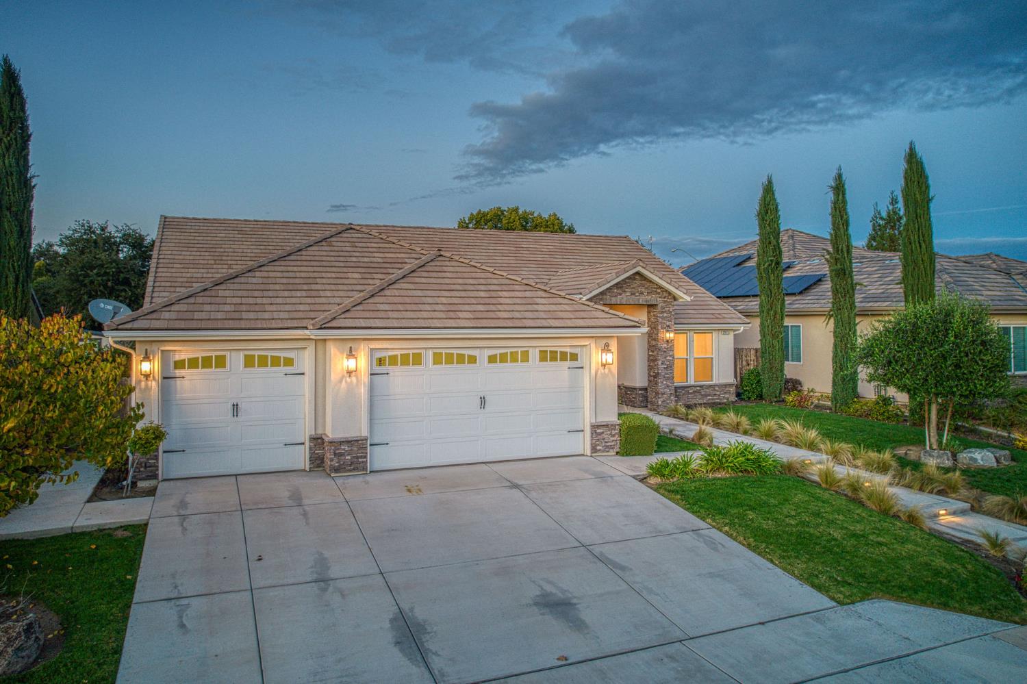 2115 Sophia Ln, Kingsburg, CA 93631