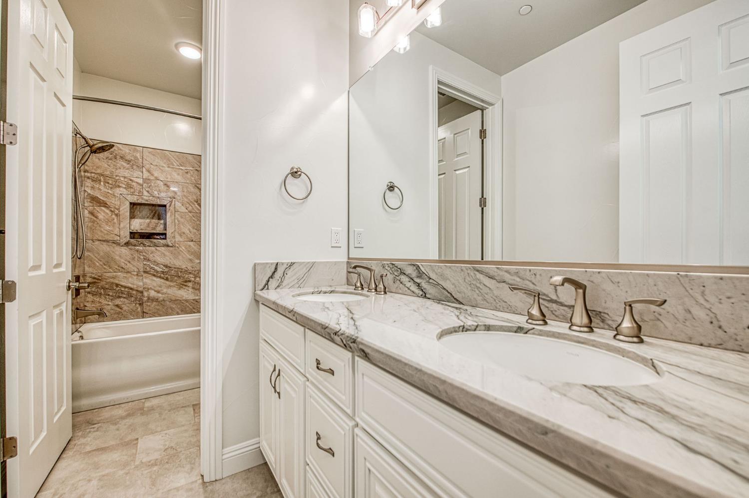 2115 Sophia Ln, Kingsburg, CA 93631