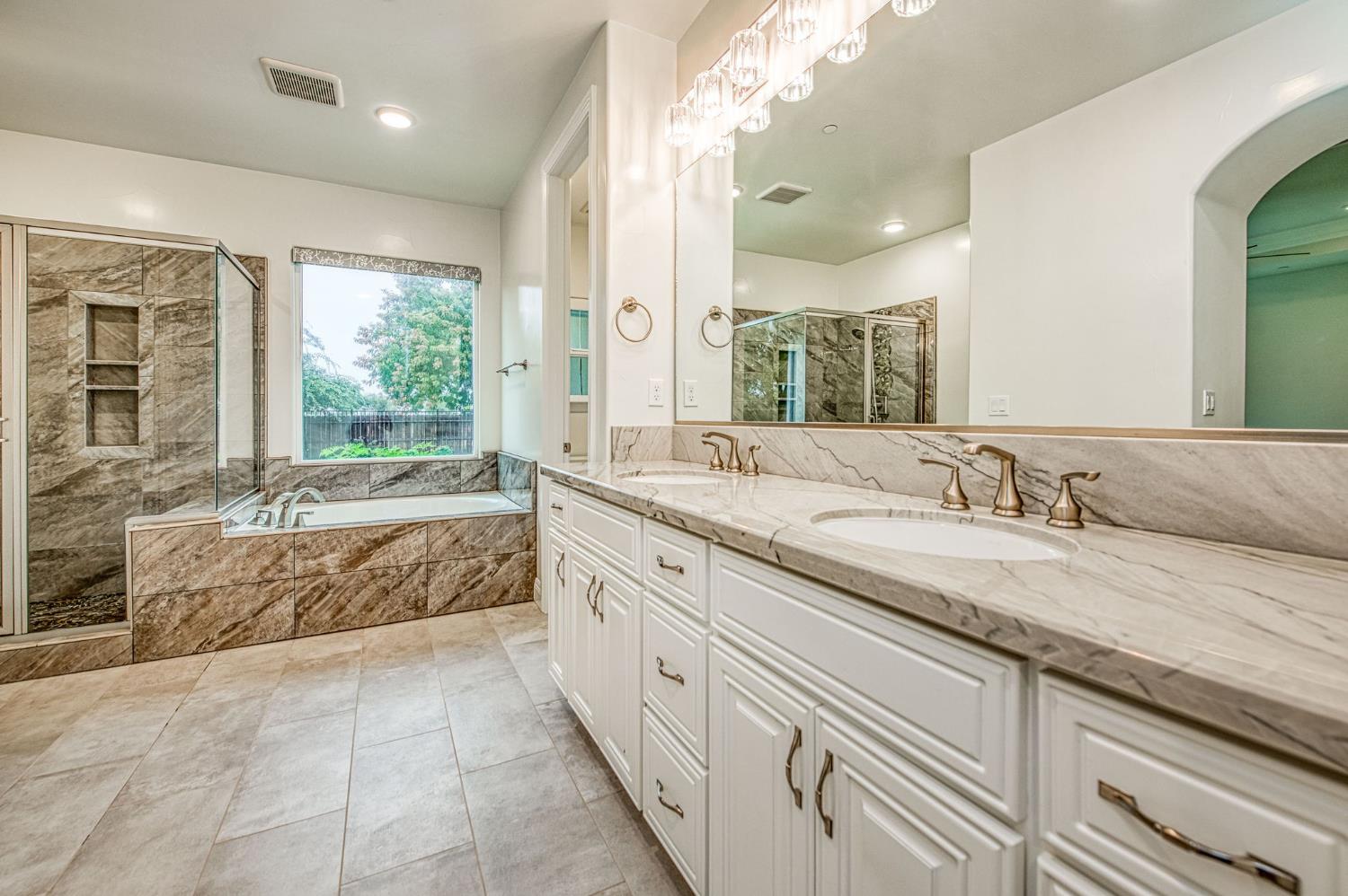 2115 Sophia Ln, Kingsburg, CA 93631