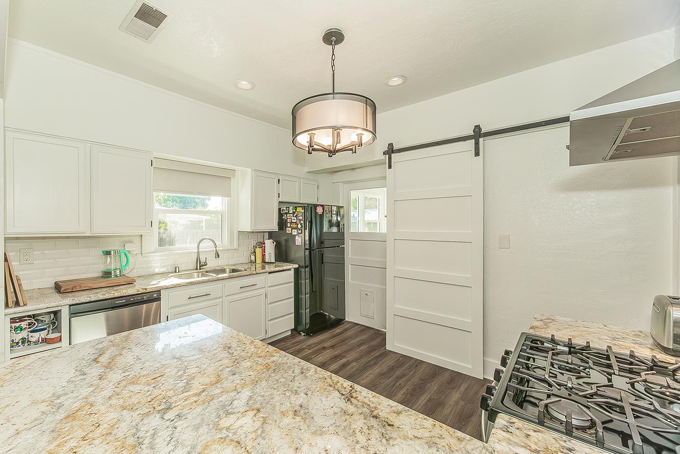 2233 14th Ave, Kingsburg, CA 93631