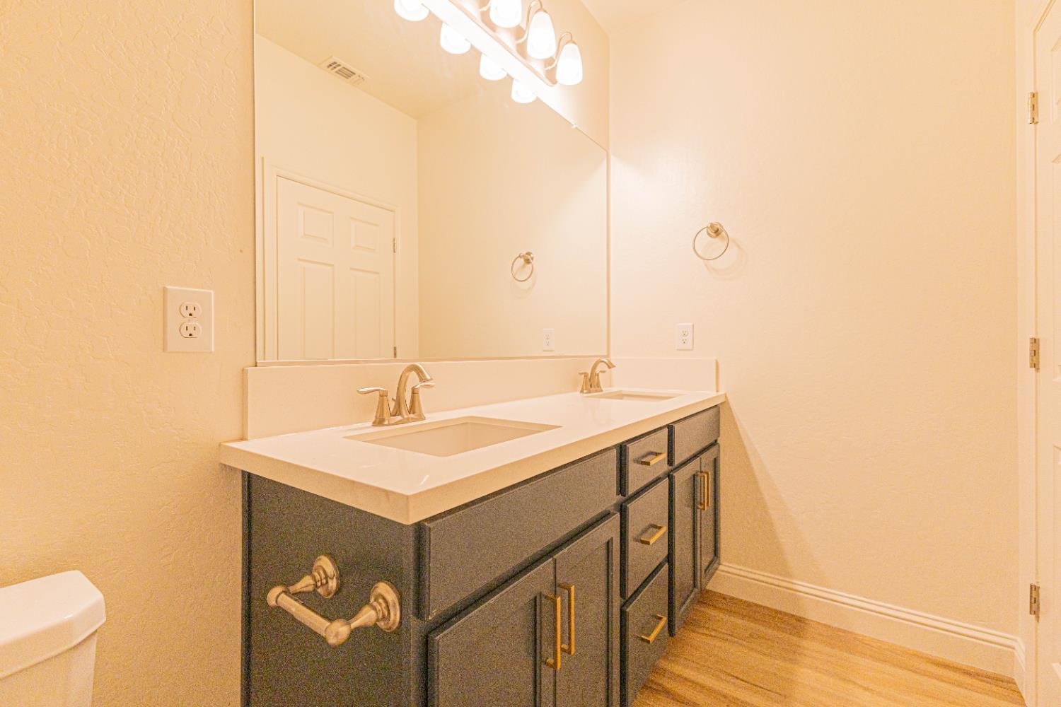 782 Skansen St, Kingsburg, CA 93631