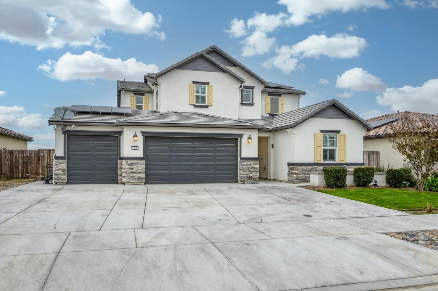 763 Howard St, Kingsburg, CA 93631