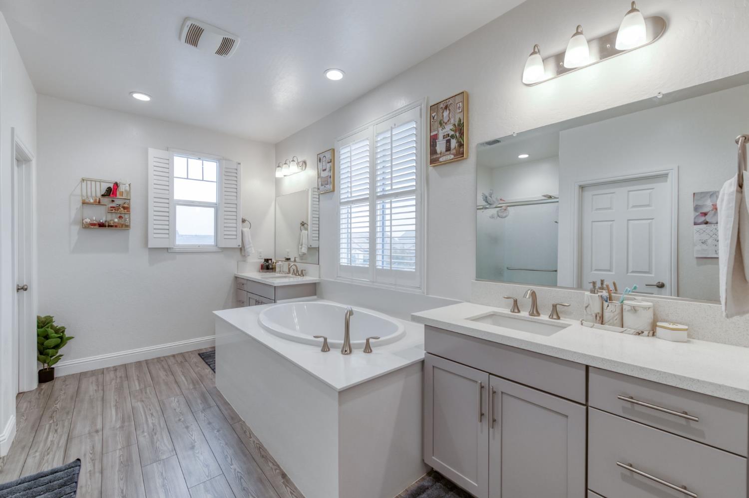 763 Howard St, Kingsburg, CA 93631