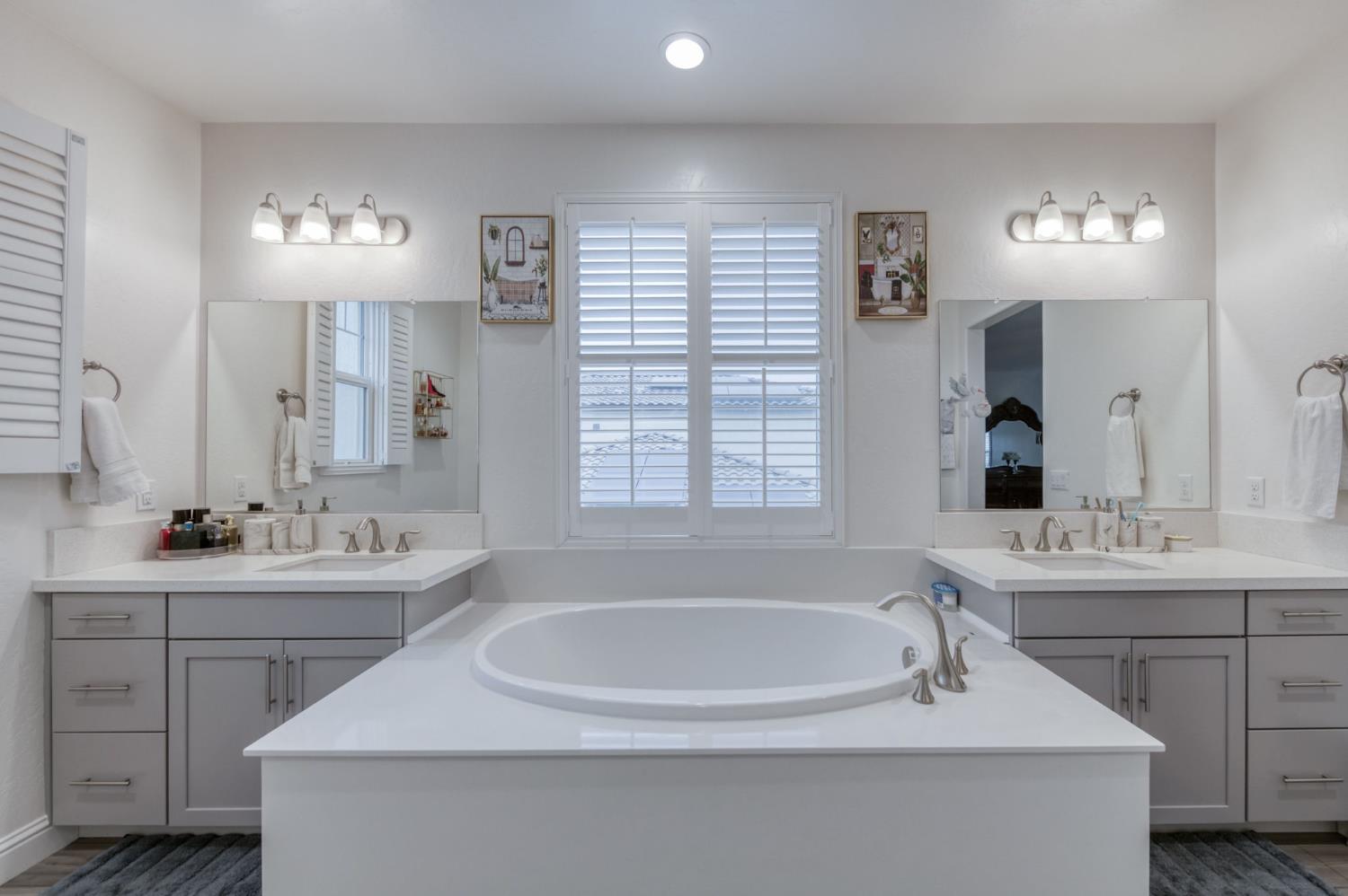 763 Howard St, Kingsburg, CA 93631