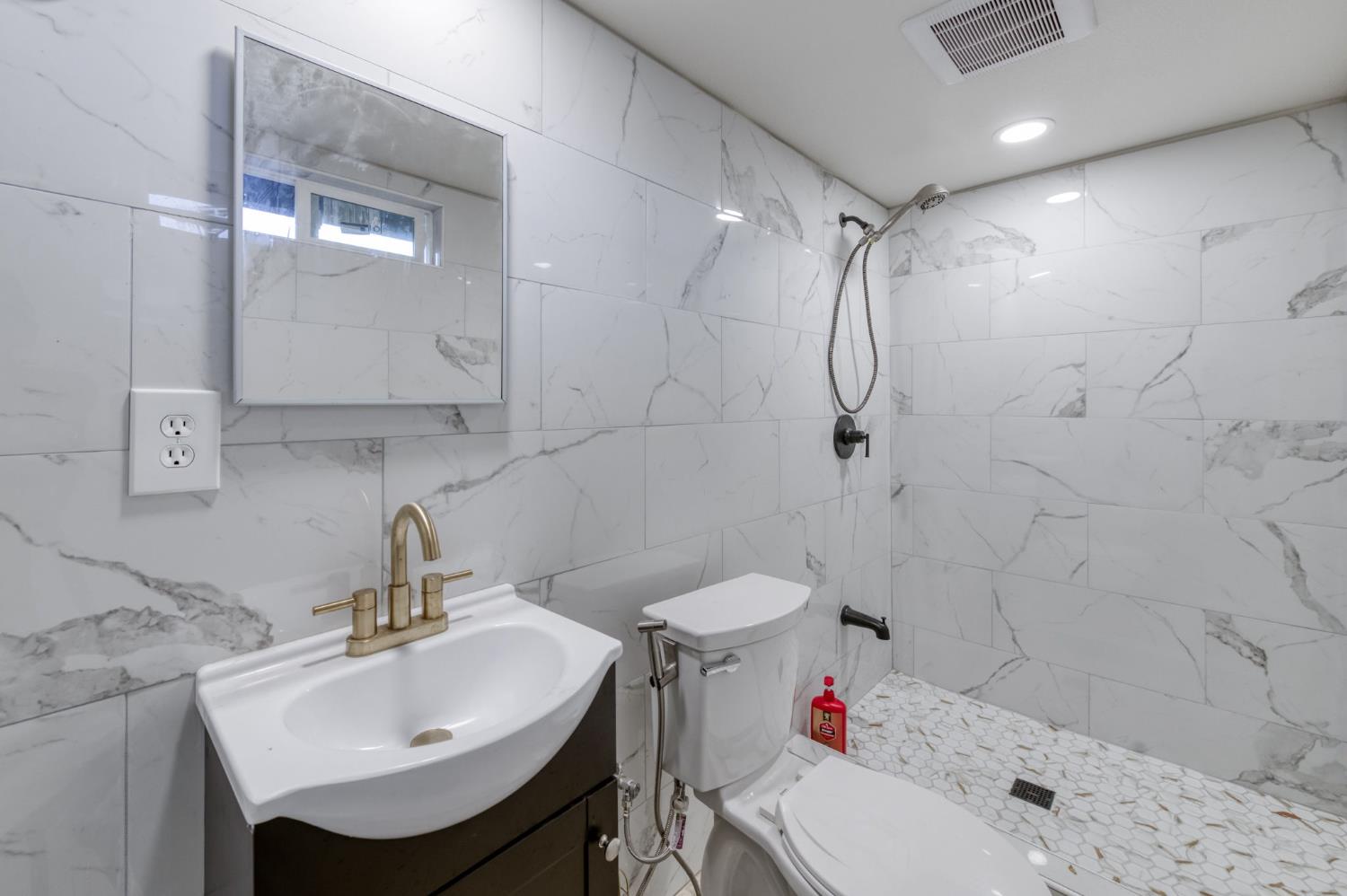 763 Howard St, Kingsburg, CA 93631