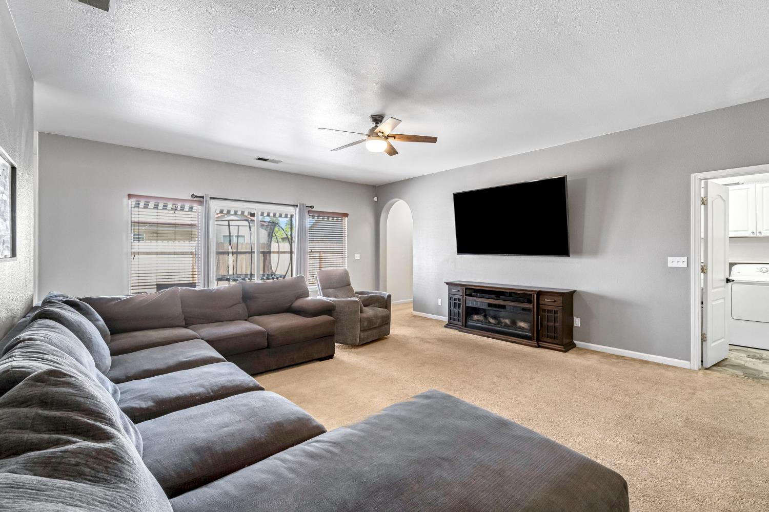 685 W Lake St, Kingsburg, CA 93631