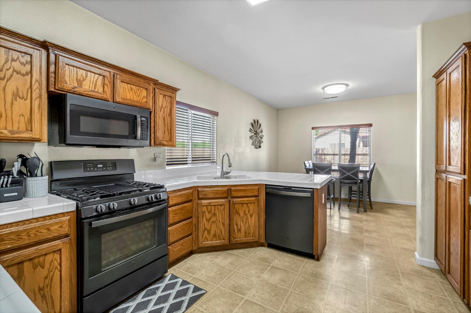 685 W Lake St, Kingsburg, CA 93631