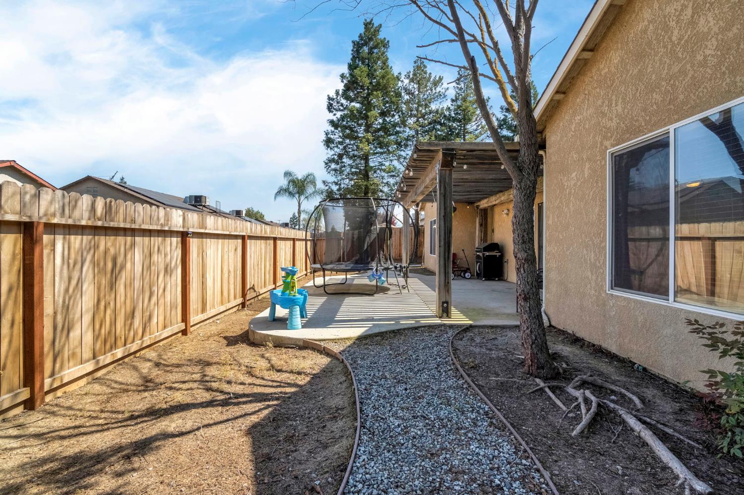 685 W Lake St, Kingsburg, CA 93631