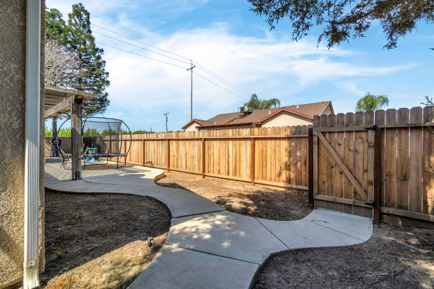 685 W Lake St, Kingsburg, CA 93631