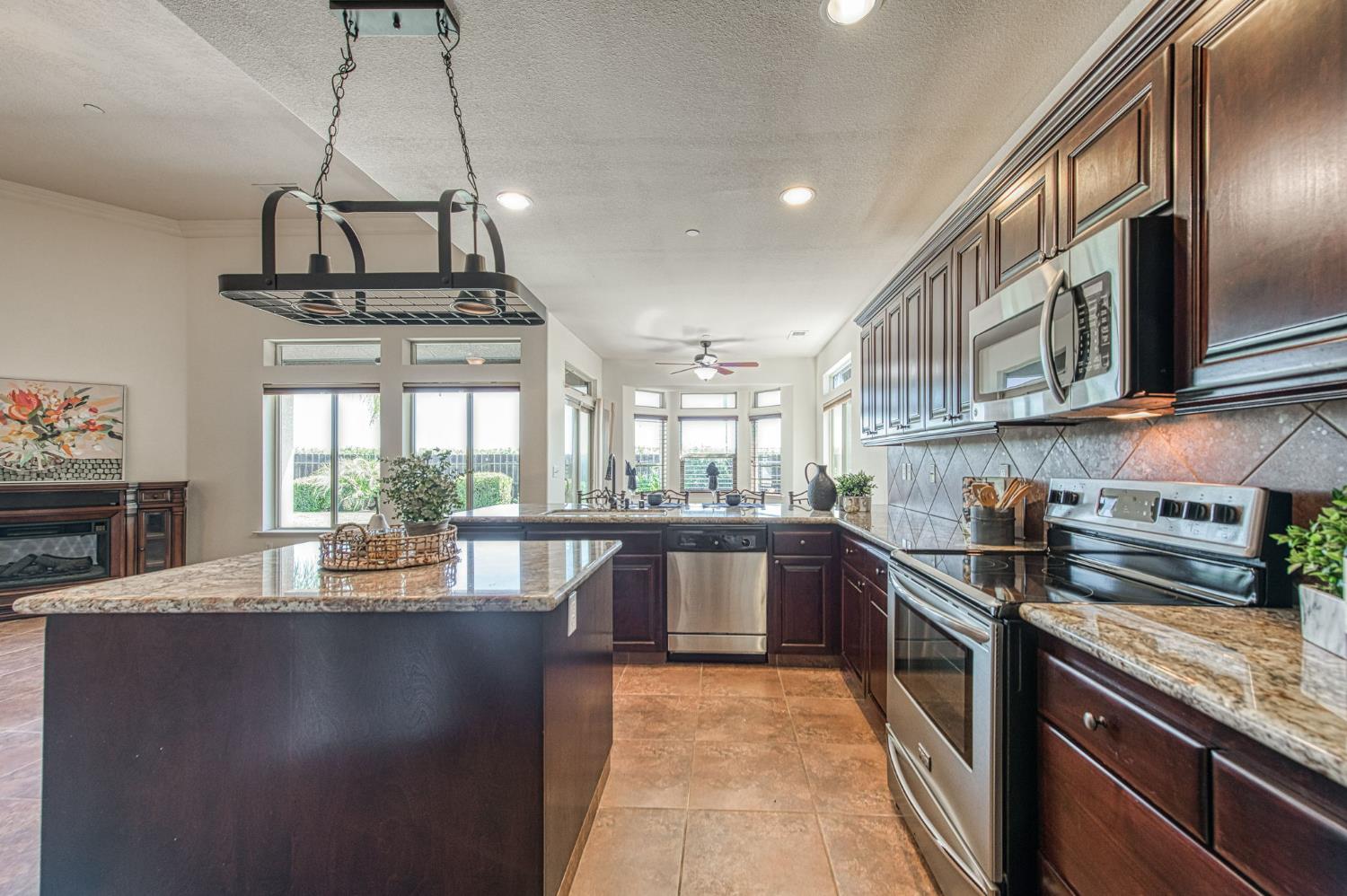 2952 25Th Ave, Kingsburg, CA 93631