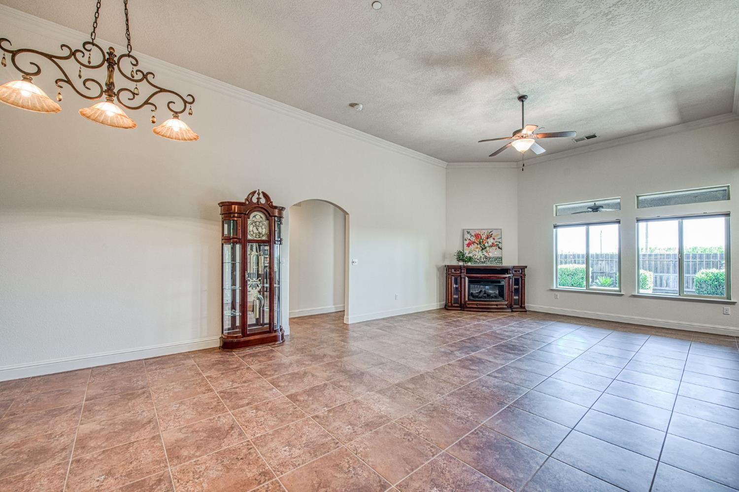 2952 25Th Ave, Kingsburg, CA 93631