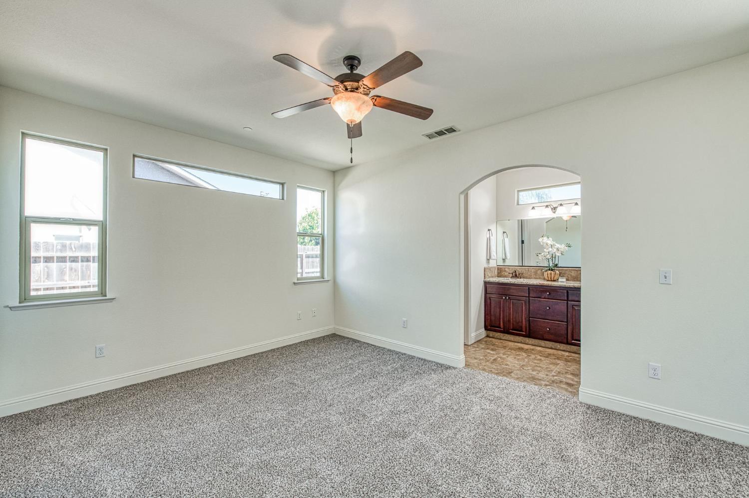 2952 25Th Ave, Kingsburg, CA 93631