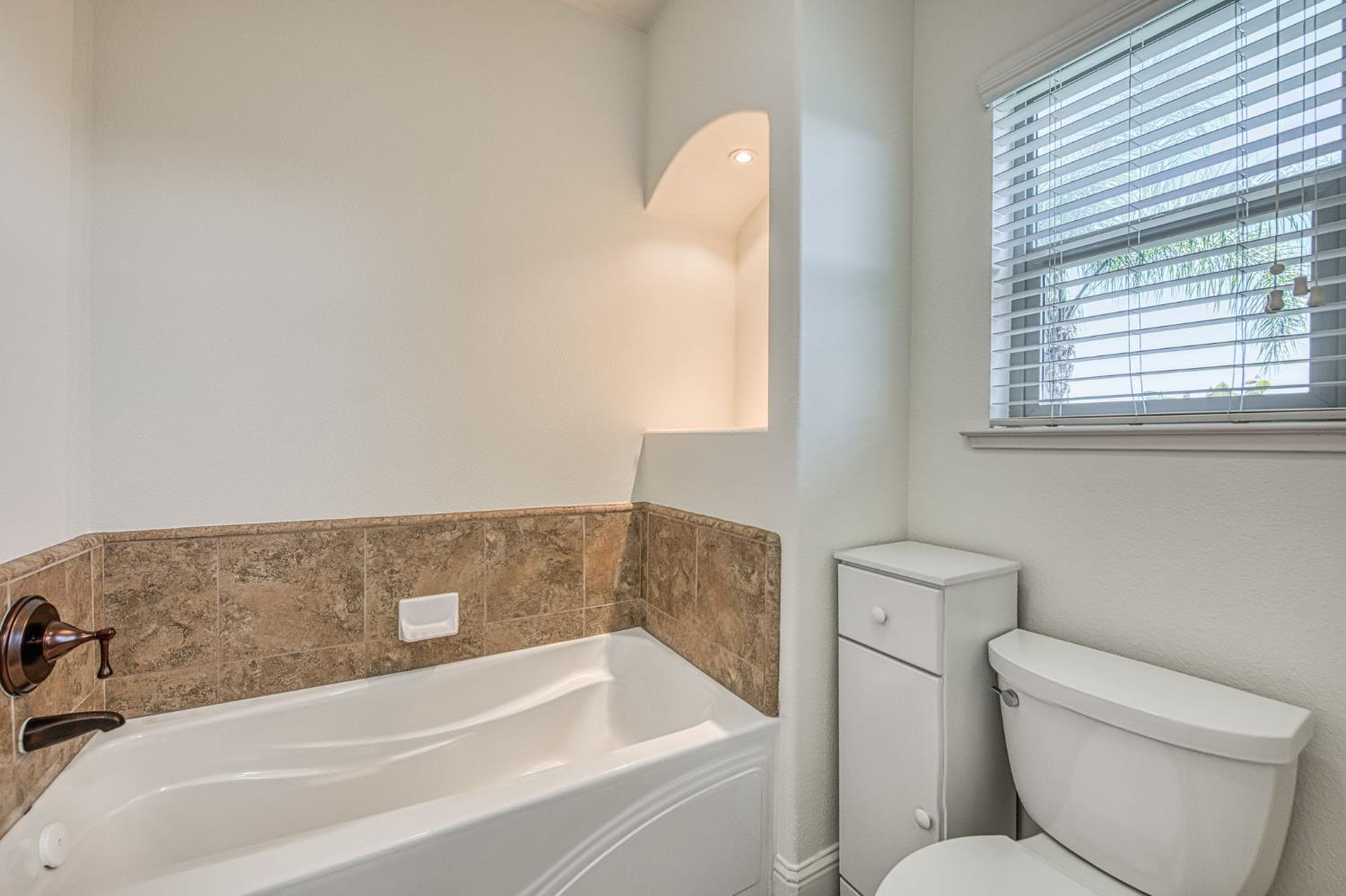 2952 25Th Ave, Kingsburg, CA 93631