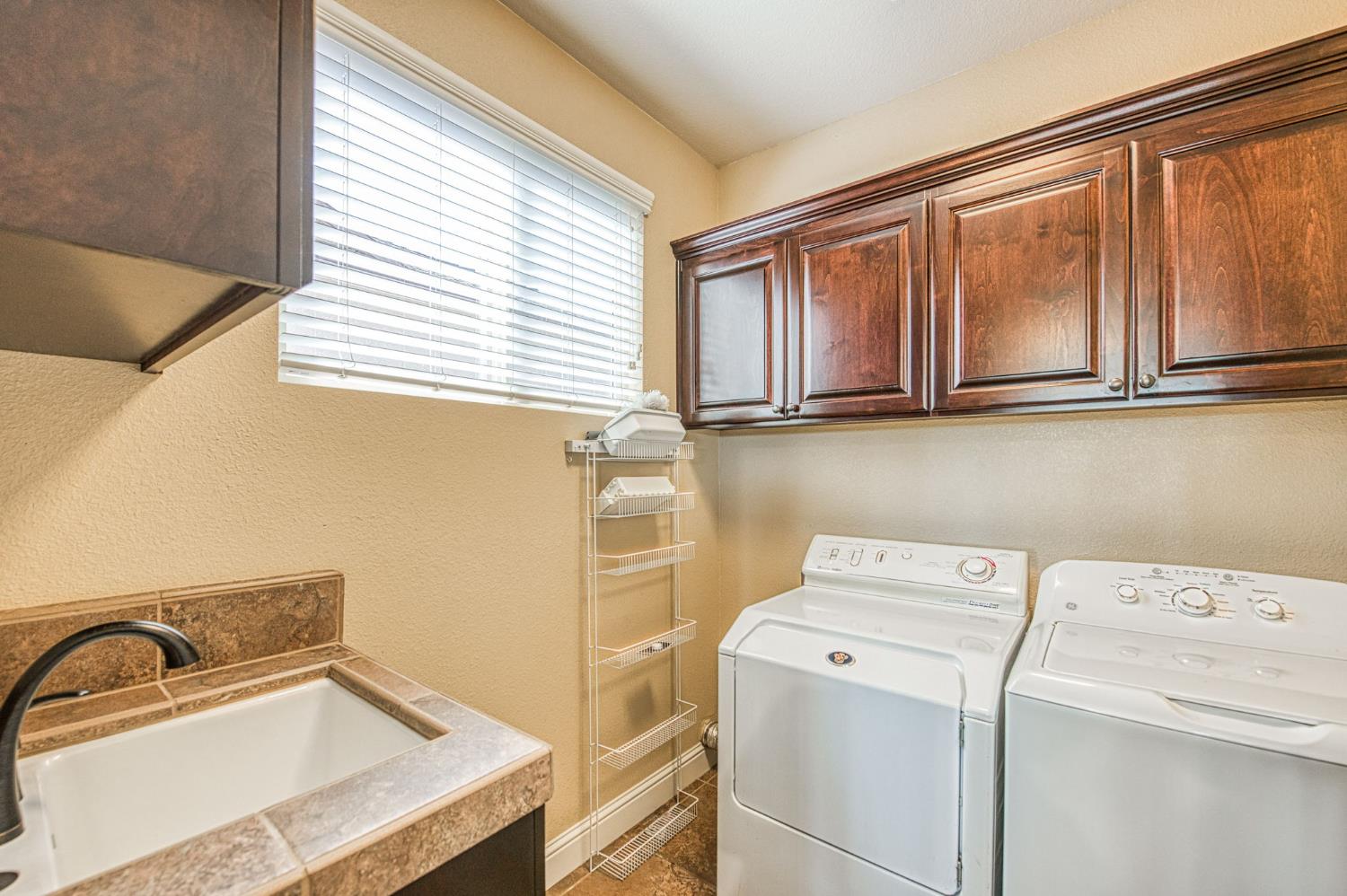 2952 25Th Ave, Kingsburg, CA 93631