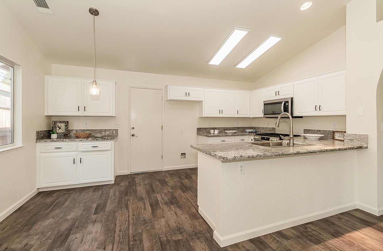 1535 Morgan Dr, Kingsburg, CA 93631