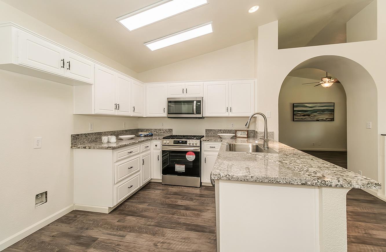 1535 Morgan Dr, Kingsburg, CA 93631