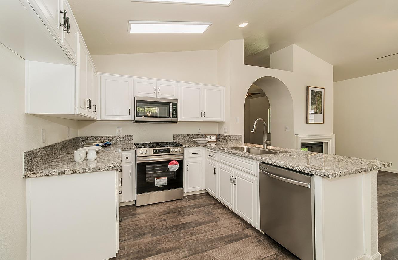 1535 Morgan Dr, Kingsburg, CA 93631