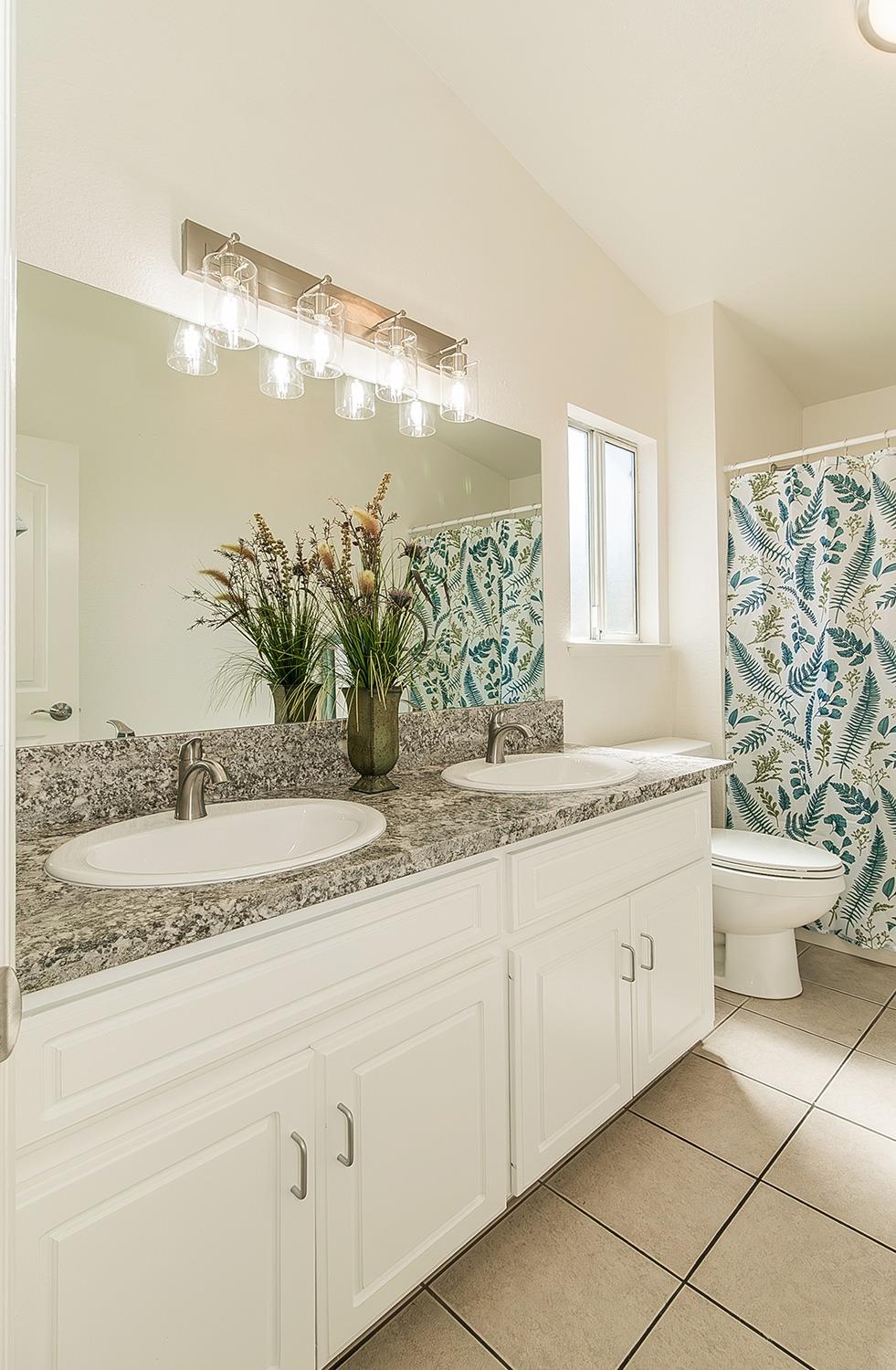 1535 Morgan Dr, Kingsburg, CA 93631