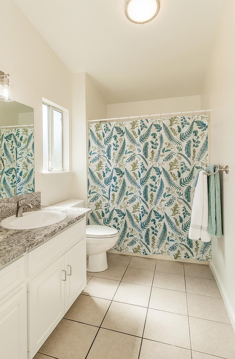 1535 Morgan Dr, Kingsburg, CA 93631