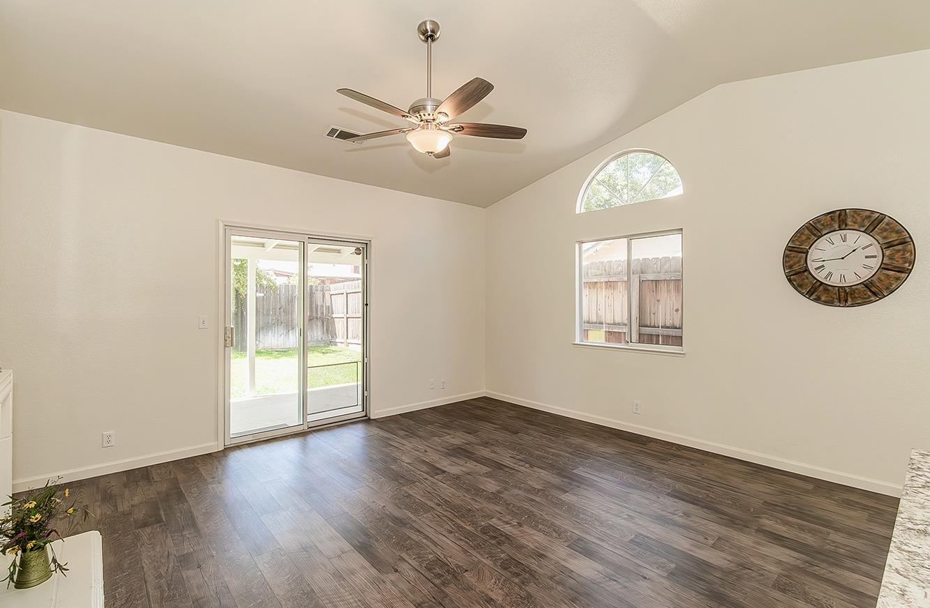 1535 Morgan Dr, Kingsburg, CA 93631