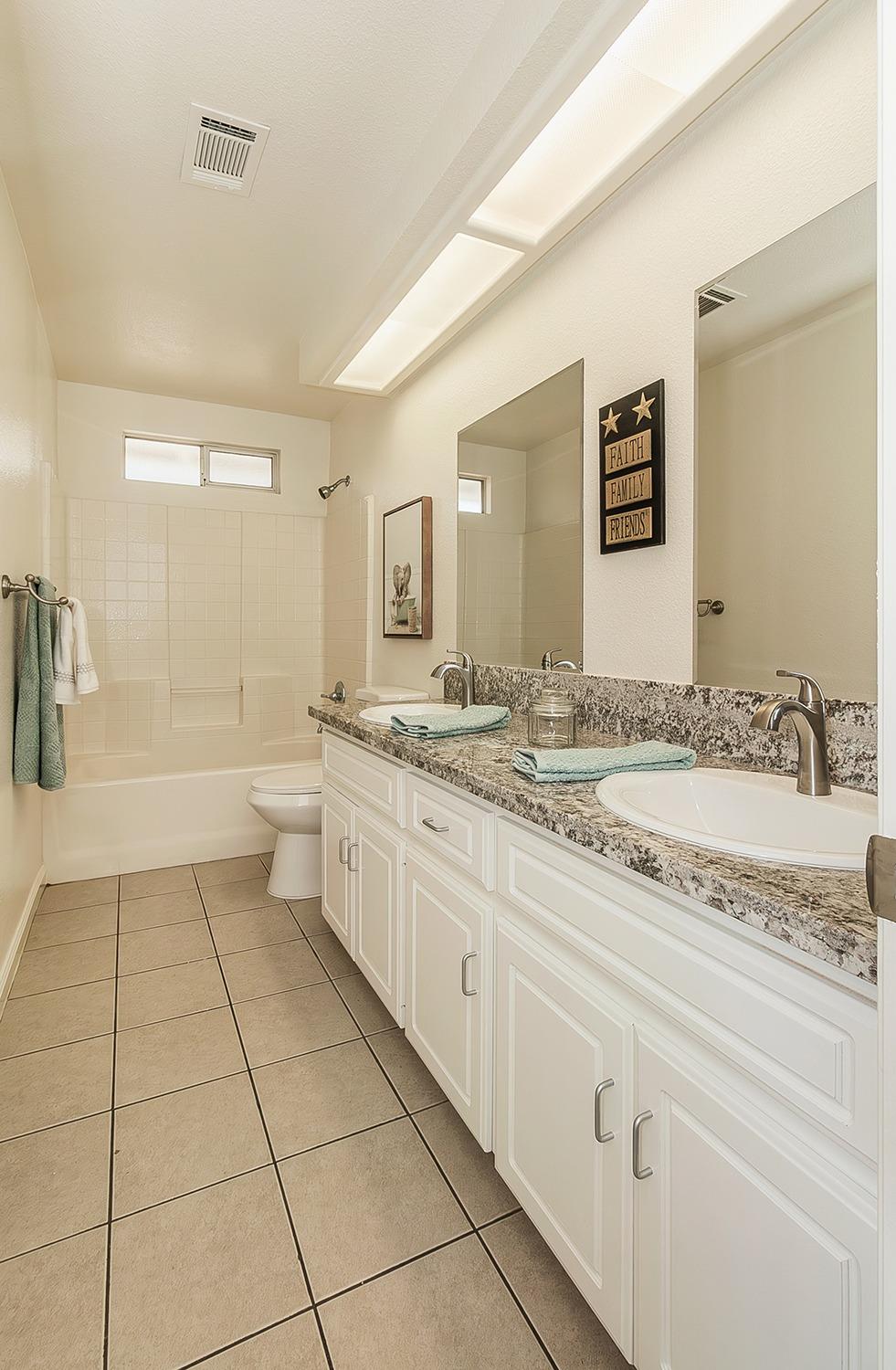 1535 Morgan Dr, Kingsburg, CA 93631