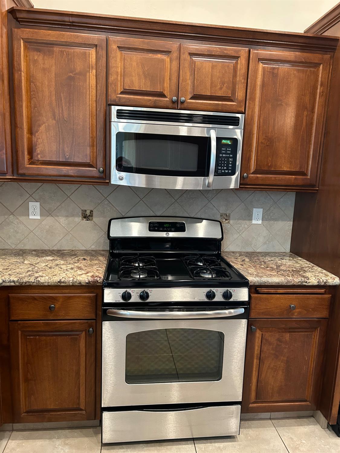 2877 23rd Ct, Kingsburg, CA 93631