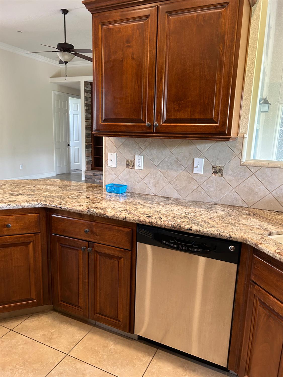 2877 23rd Ct, Kingsburg, CA 93631